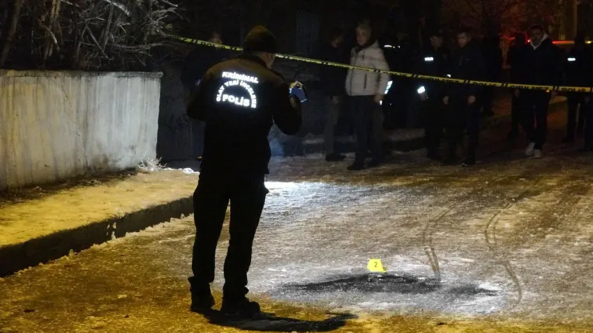 Erzurum’da silahlı saldırı: Genç adam evinin önünde hayatını kaybetti haberinin görseli