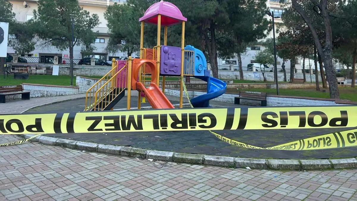 İzmir haber: Karabağlar'da parkta 1 çocuğun öldüğü kavgaya ilişkin 2 zanlı tutuklandı haberinin görseli