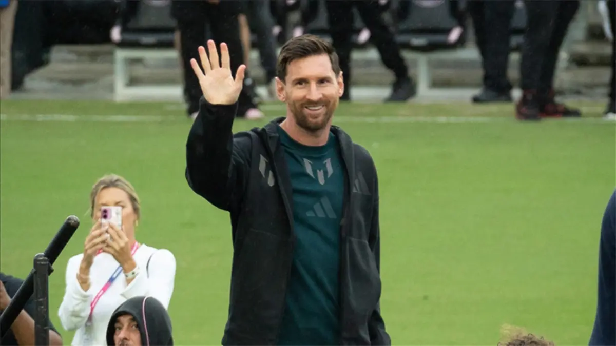 Messi'nin Hindistan turu olaylı başladı: Hayranlar sahaya şişe fırlattı haberinin görseli