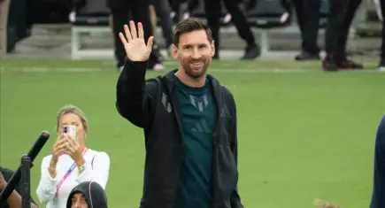 Messi&#039;nin Hindistan turu olaylı başladı: Hayranlar sahaya şişe fırlattı