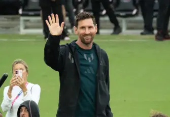 Messi'nin Hindistan turu olaylı başladı: Hayranlar sahaya şişe fırlattı