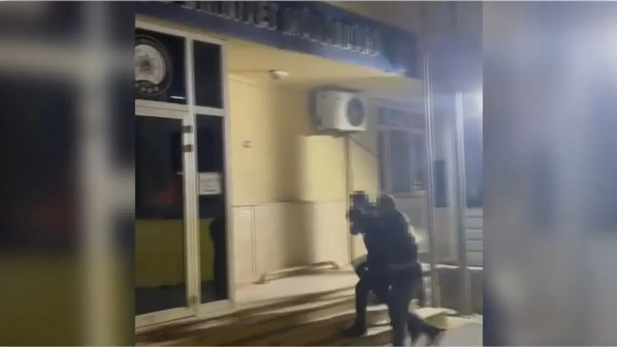 Ümraniye’de Atatürk portresine yönelik saygısızlıkta bulunan kurye yakalandı haberinin görseli