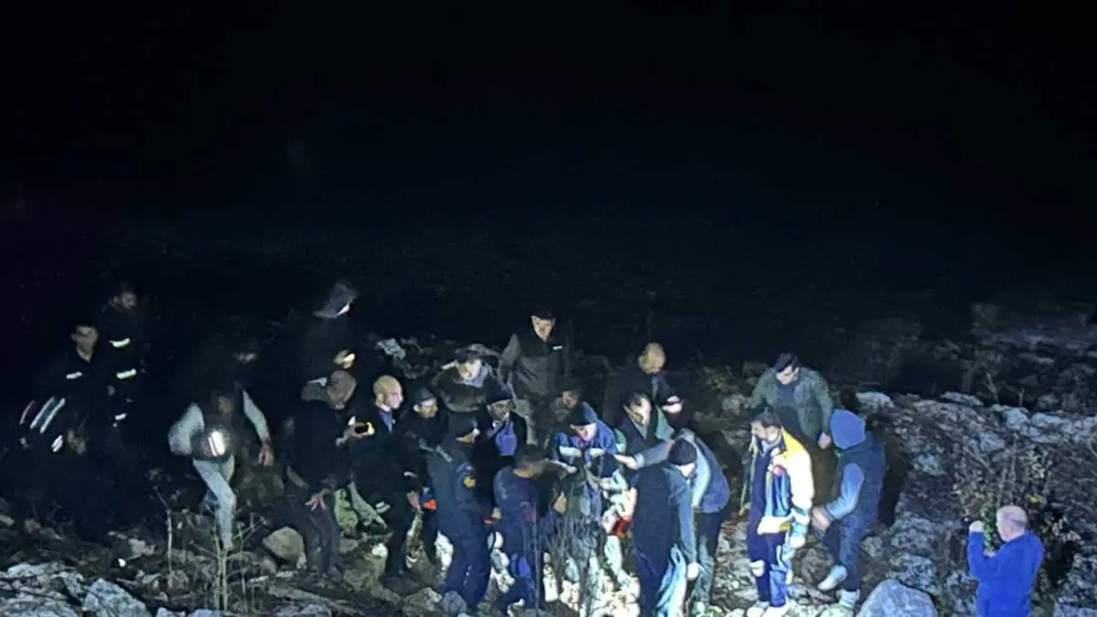 Denize uçan otomobilin sürücüsü yaralandı haberinin görseli