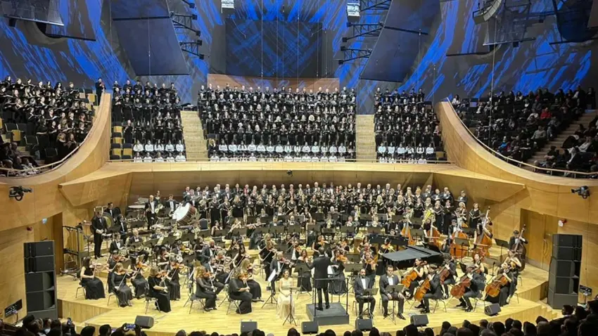 Devlet Çoksesli Korosu, 'Dünya Koro Günü'nde 500 kişiyle sahne aldı haberinin görseli