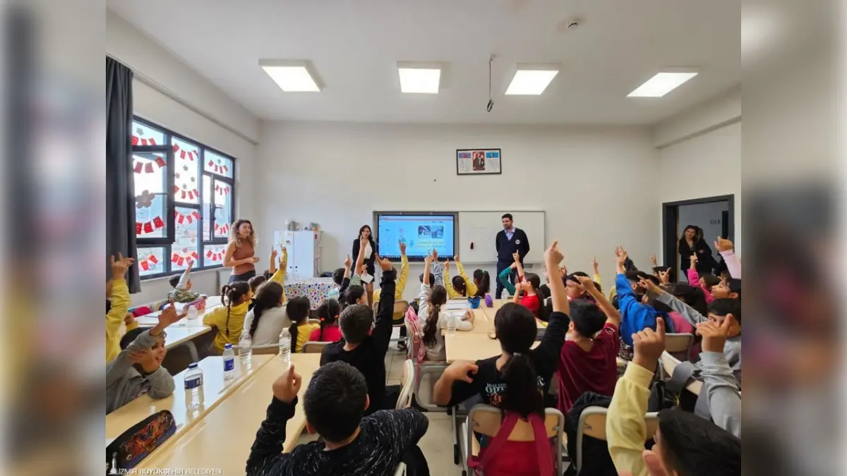 İzmir’de öğrencilere metro ve tramvay güvenliği eğitimi haberinin görseli