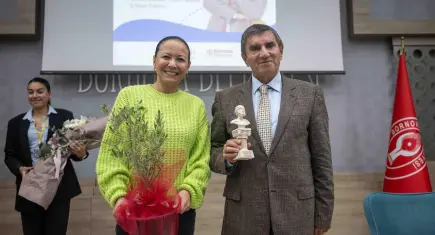 Kaliteli iletişim için Bornova’da konferans düzenlendi