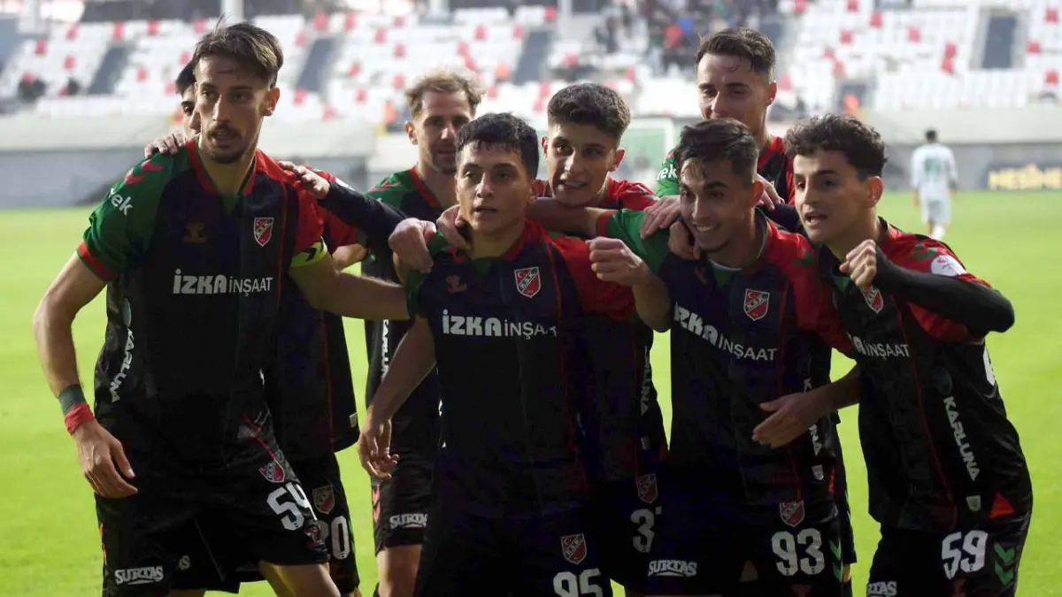 Karşıyaka zirve takibini sürdürdü haberinin görseli