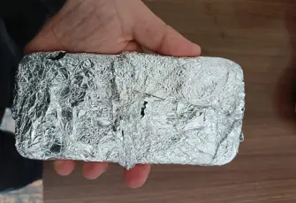 Beyoğlu’nda film gibi kapkaç: Telefonu alüminyum folyoya sardılar