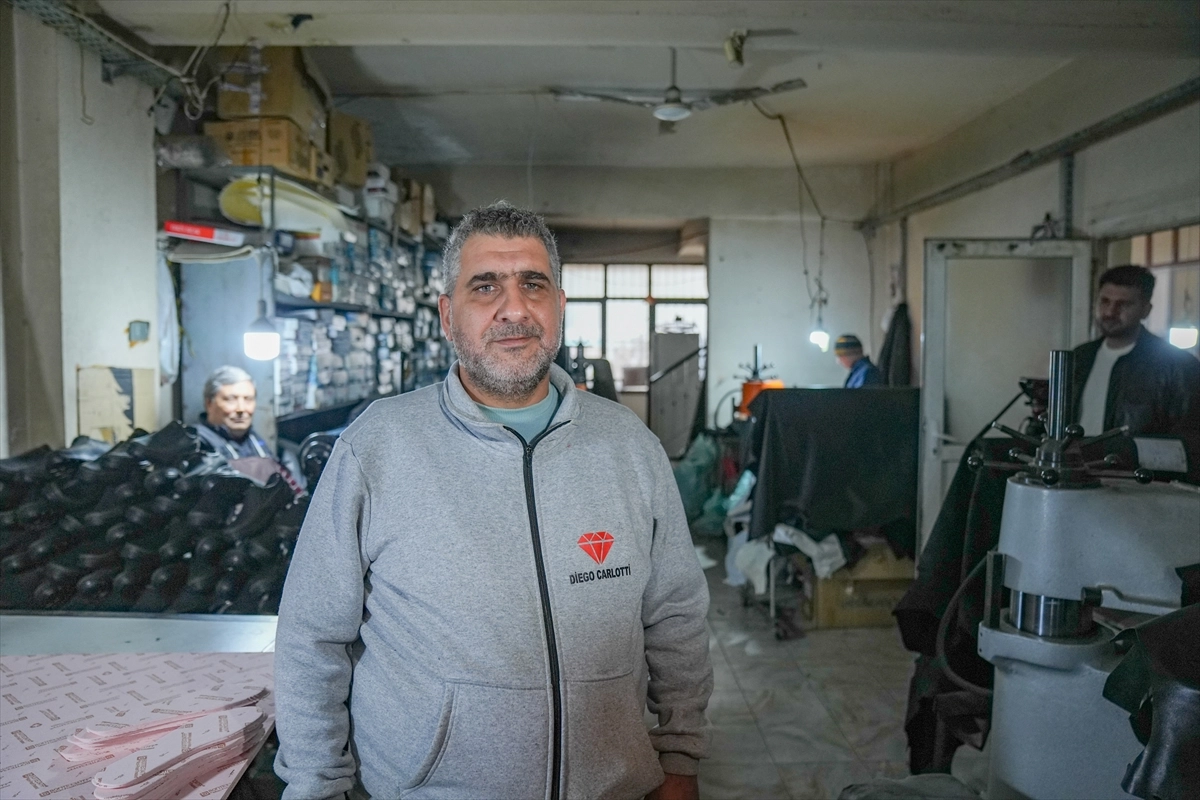 Dede mirası ayakkabıcılığı e-ticarete taşıyarak ayakta tuttu başlıklı video haberin görseli