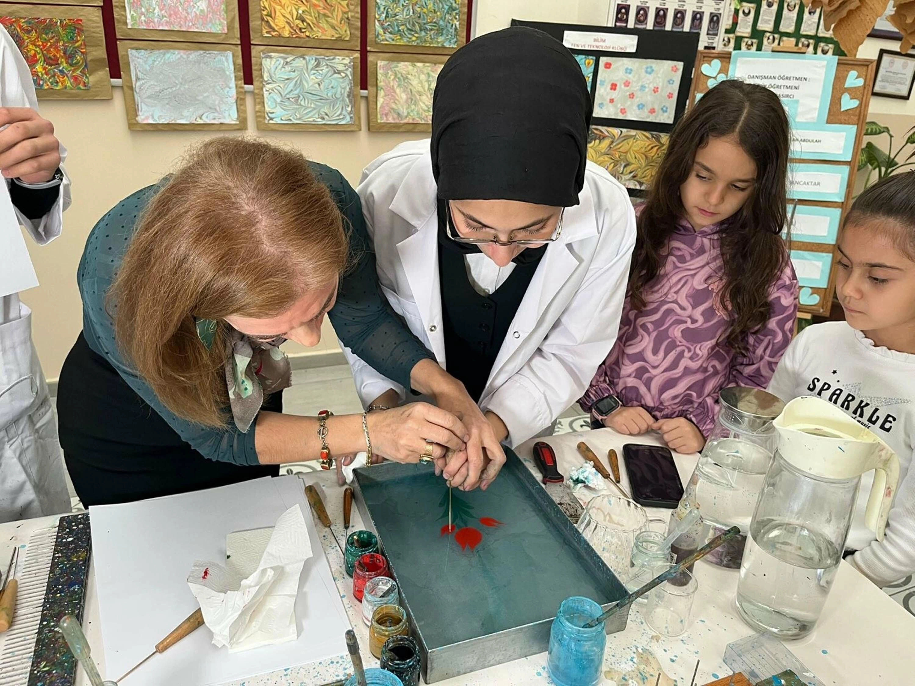 Ebru sanatı ile fizik öğreniyorlar başlıklı video haberin görseli