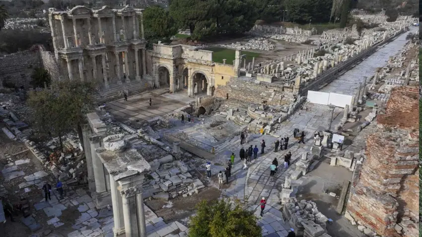 Efes'teki kazı çalışmalarında mermer küvet ile erkek heykeli bulundu