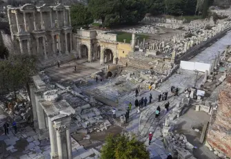 Efes'teki kazı çalışmalarında mermer küvet ile erkek heykeli bulundu