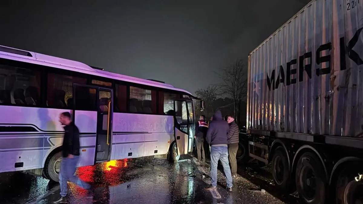 Karayolunda 6 araç çarpıştı:12 yaralı haberinin görseli