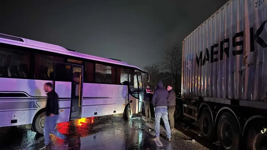 Karayolunda 6 araç çarpıştı:12 yaralı haberinin görseli