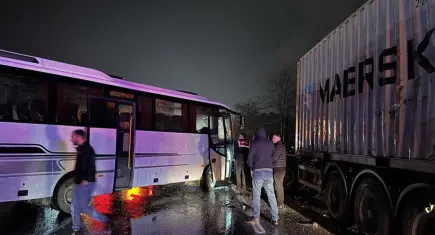 Karayolunda 6 araç çarpıştı:12 yaralı