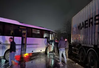 Karayolunda 6 araç çarpıştı:12 yaralı