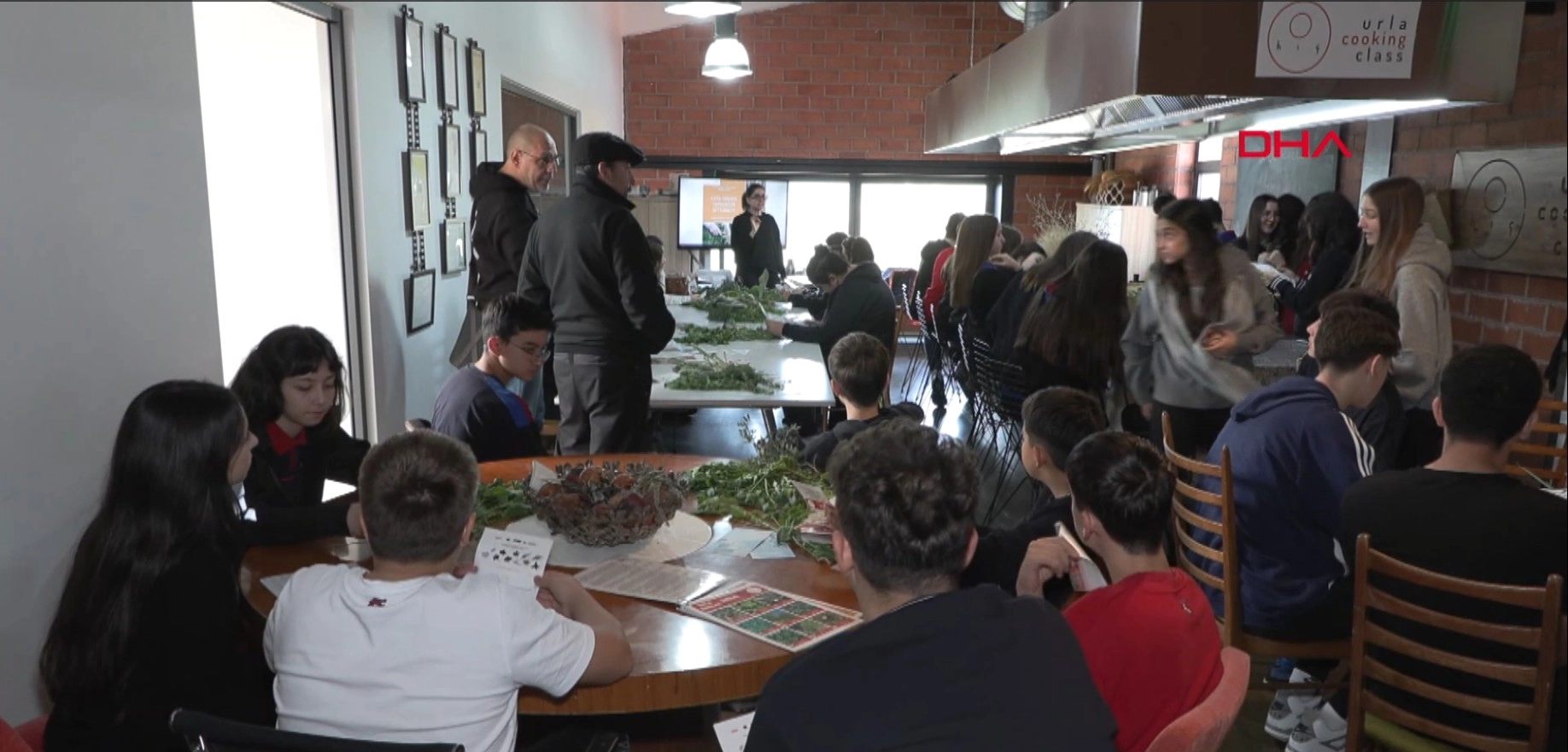 Liseliler gıda krizine karşı yenilebilir otları tanıyor başlıklı video haberin görseli