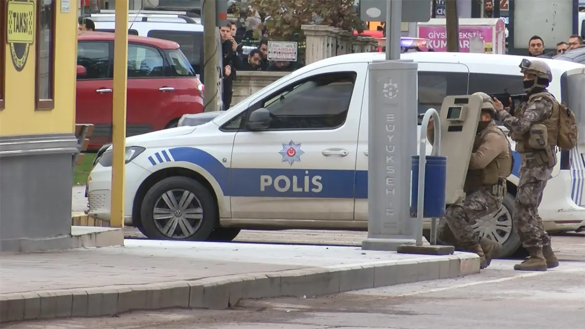 Taksi durağında korku dolu anlar: Kendisini tabanca ve bıçakla yaraladı haberinin görseli