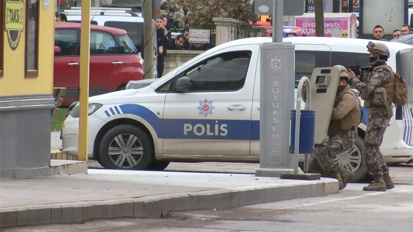 Taksi durağında korku dolu anlar: Kendisini tabanca ve bıçakla yaraladı haberinin görseli