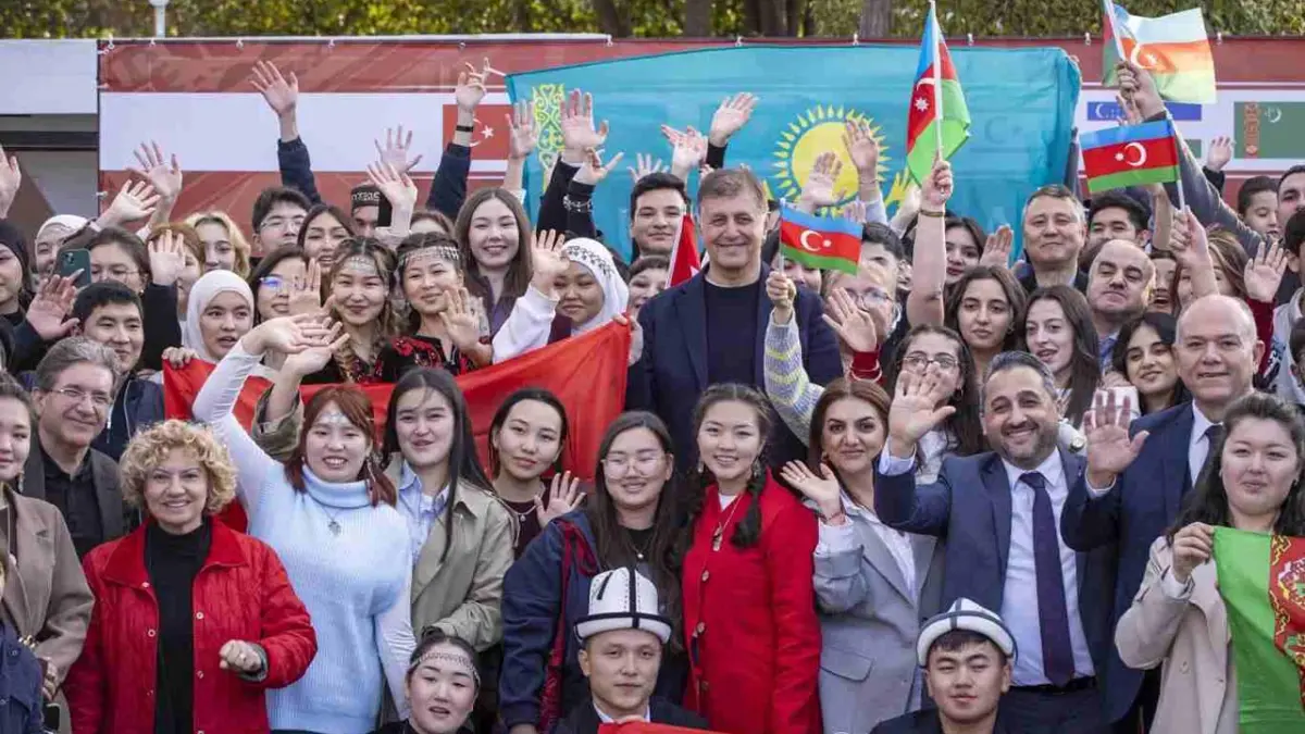 Tugay, Türk Dili Ailesi Günü’nü öğrencilerle kutladı haberinin görseli