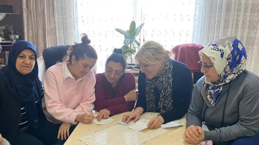 AK Partili kadınlar'dan Bornova'da saha çalışması