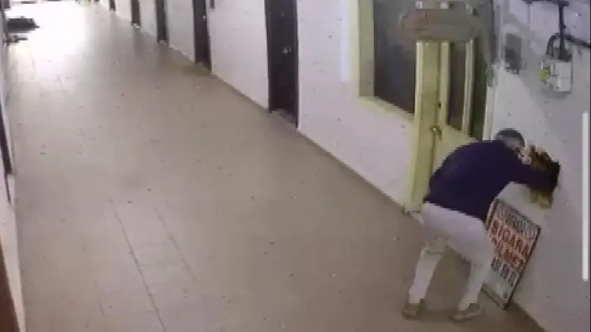 Bakırköy’de akılalmaz saat hırsızlığı: Duvarı delip dolabın içinden saati çaldılar