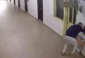 Bakırköy’de akılalmaz saat hırsızlığı: Duvarı delip dolabın içinden saati çaldılar