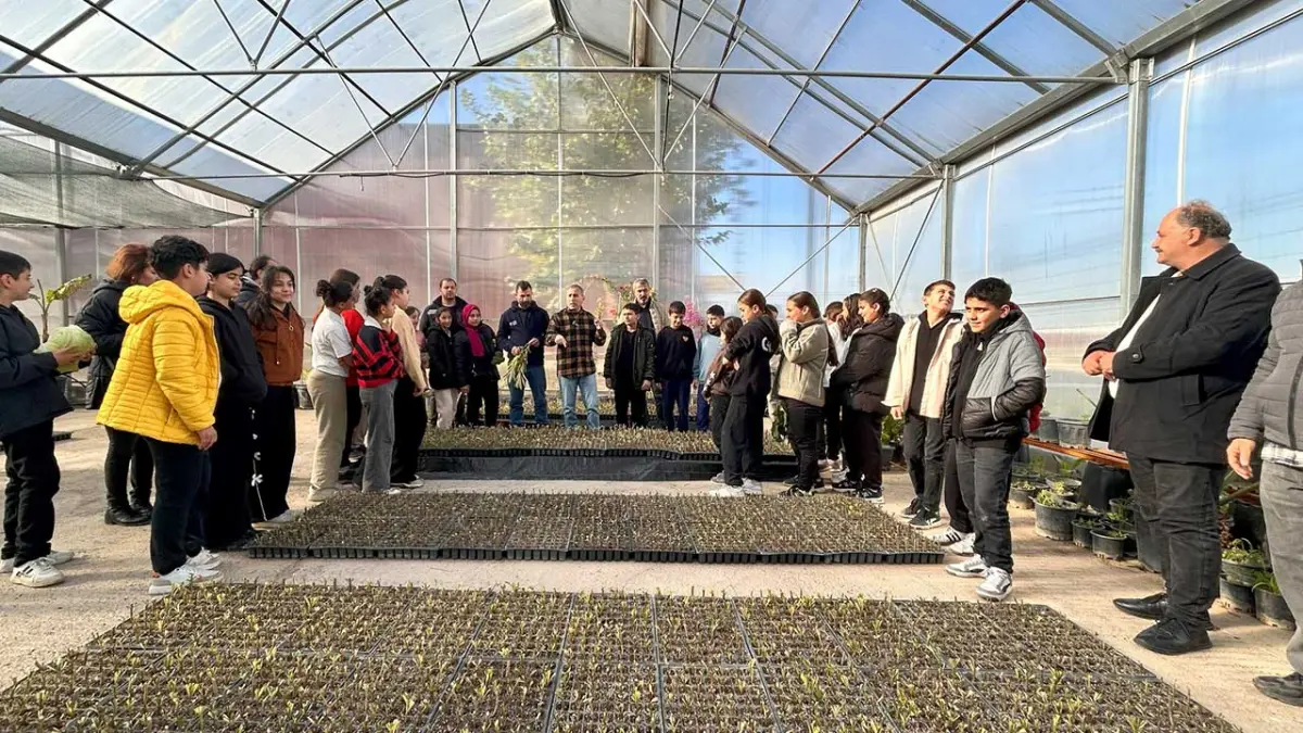 Bornovalı öğrencilere doğa dersi haberinin görseli