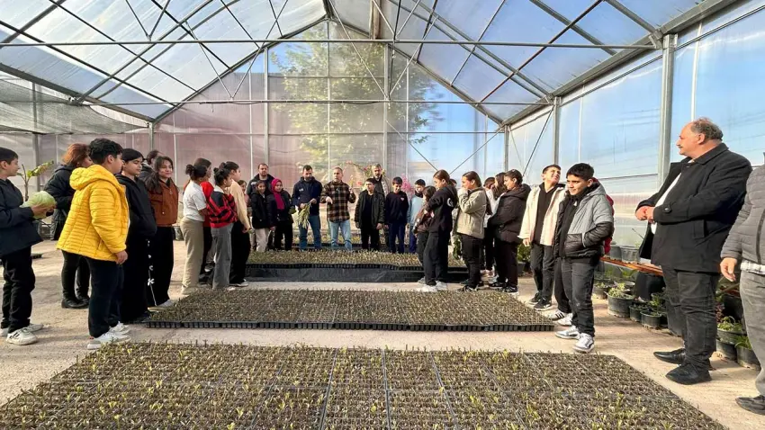 Bornovalı öğrencilere doğa dersi