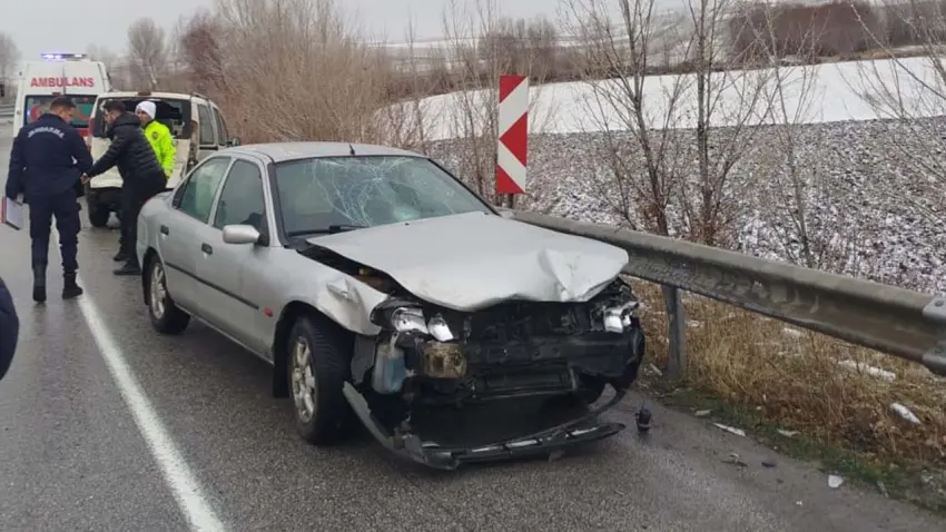Çorum’da kaza üstüne kaza: Bariyerlere çarpan araçtan inenlere otomobil çarptı haberinin görseli