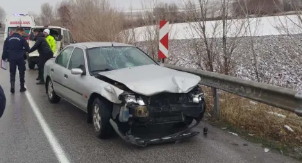 Çorum’da kaza üstüne kaza: Bariyerlere çarpan araçtan inenlere otomobil çarptı