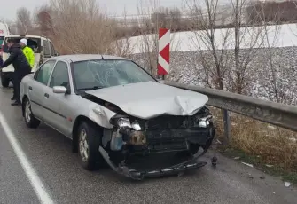 Çorum’da kaza üstüne kaza: Bariyerlere çarpan araçtan inenlere otomobil çarptı