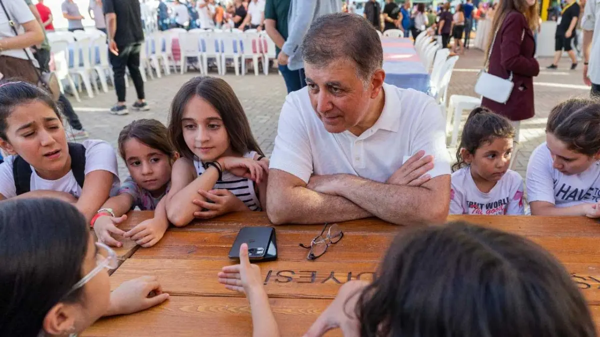 İzmir Büyükşehir Belediyesi eğitimde öğrencilerin yanında haberinin görseli