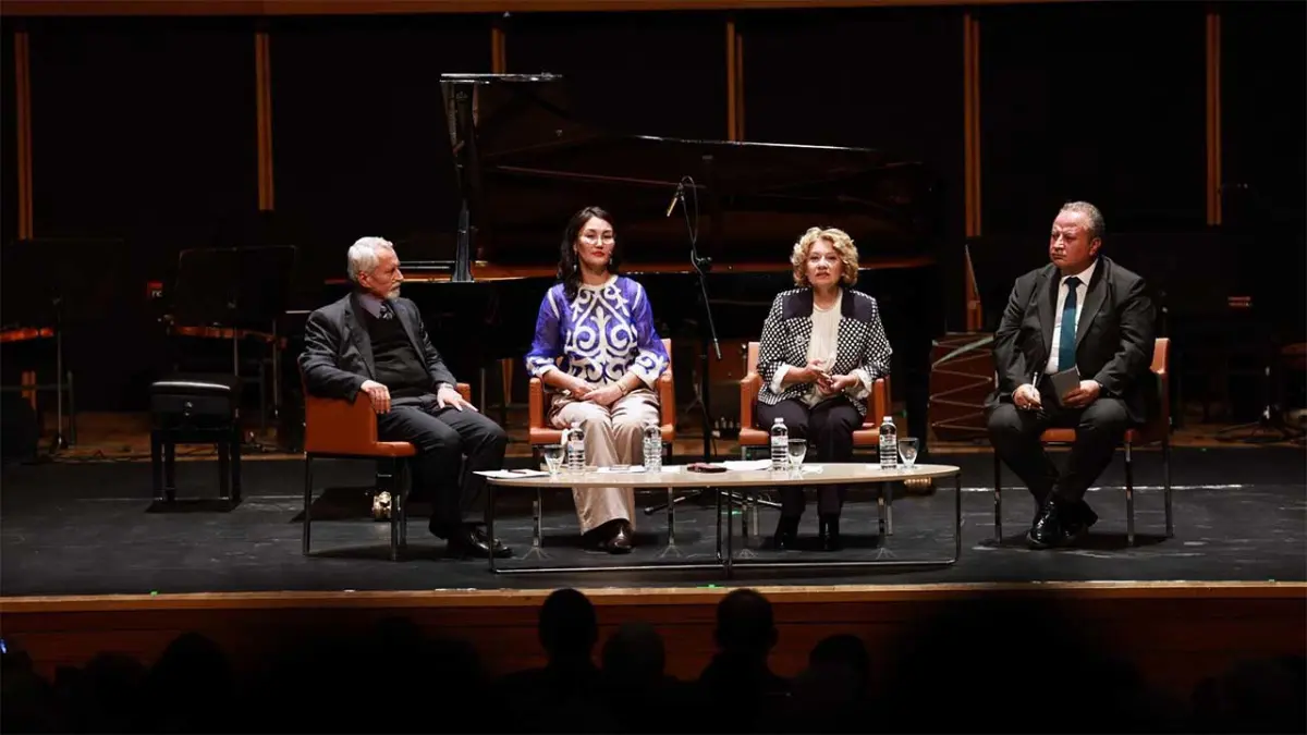İzmir’de Dünya Türk Dili Ailesi Günü kutlandı haberinin görseli