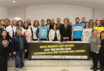 İzmir Sağlık Platformu’ndan sağlık yönetimine sert eleştiri: Haklarımız için buradayız, vazgeçmiyoruz