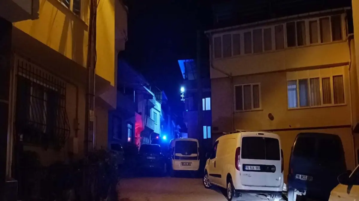 Kızı yatağında kendisi çatı katında ölü halde bulunmuştu: Kızını boğup, kendisini asmış haberinin görseli