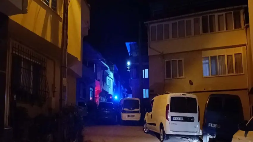 Kızı yatağında kendisi çatı katında ölü halde bulunmuştu: Kızını boğup, kendisini asmış haberinin görseli