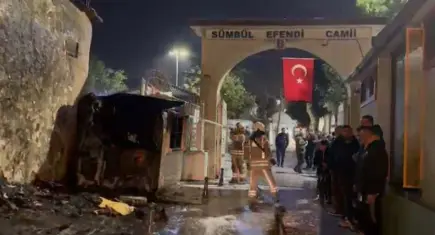 Fatih'te yangın paniği: Cami girişindeki güvenlik kulübesi alev aldı