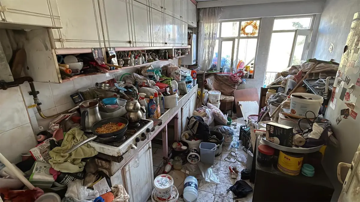 Mahalleli kokudan şikayet etti: Evden tam 10 kamyon çöp çıktı! haberinin görseli