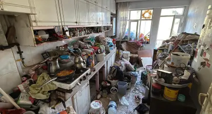 Mahalleli kokudan şikayet etti: Evden tam 10 kamyon çöp çıktı!