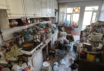 Mahalleli kokudan şikayet etti: Evden tam 10 kamyon çöp çıktı!