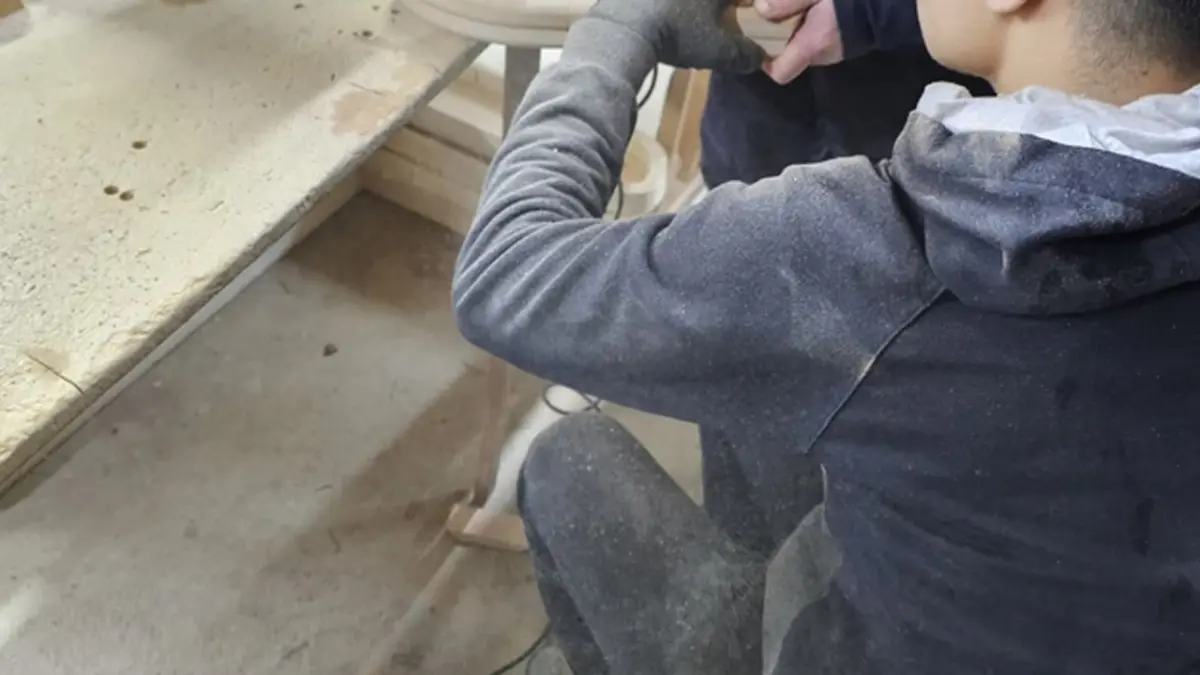 Mobilya fabrikasında kaza: Çivi tabancasıyla elini tahtaya sabitledi haberinin görseli