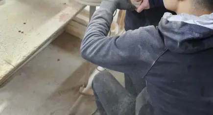 Mobilya fabrikasında kaza: Çivi tabancasıyla elini tahtaya sabitledi