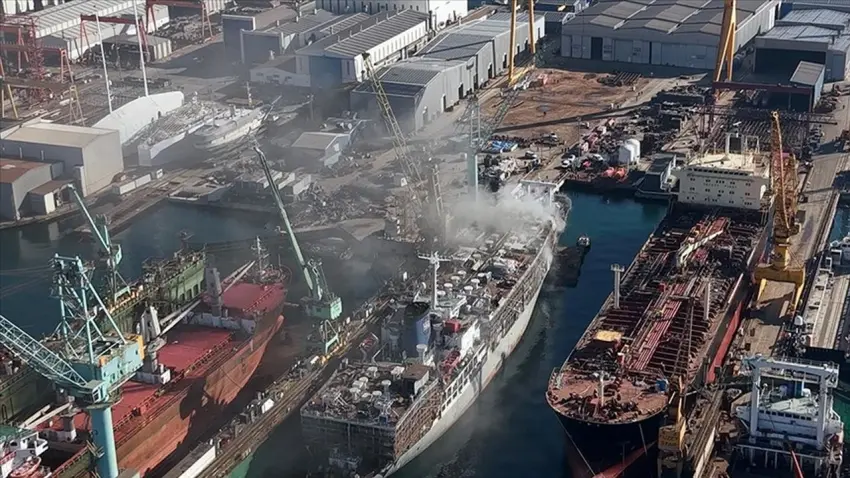Tuzla’daki tersanede yangın: Gemi alevlere teslim oldu haberinin görseli