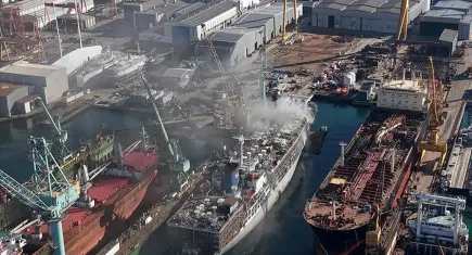 Tuzla’daki tersanede yangın: Gemi alevlere teslim oldu