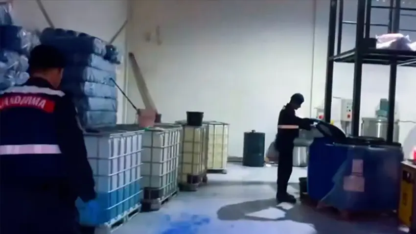 17 ilde sahte ve kaçak alkolle mücadele: 66 şüpheli hakkında işlem uygulandı haberinin görseli