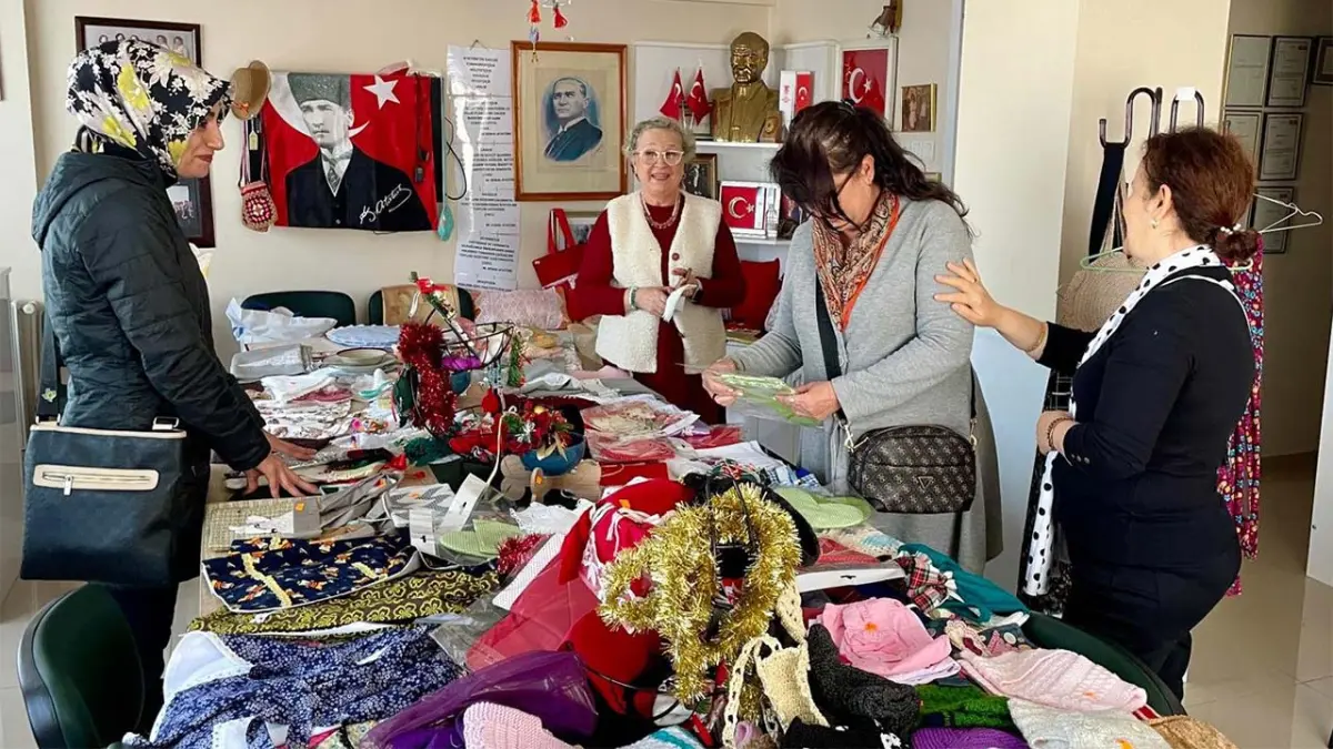 Aliağa’da el emeği ürünler ihtiyaç sahipleri için satışta haberinin görseli