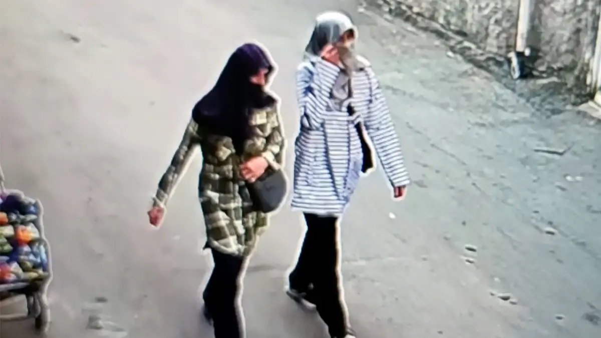 Eşarpla yüzlerini gizleyen anne-kız, 670 bin liralık altın ve ziynet eşyası çaldı haberinin görseli