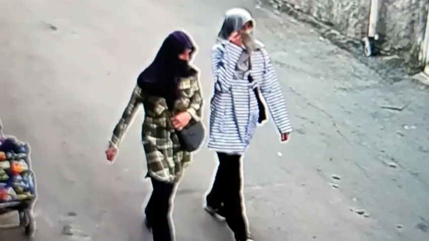 Eşarpla yüzlerini gizleyen anne-kız, 670 bin liralık altın ve ziynet eşyası çaldı haberinin görseli