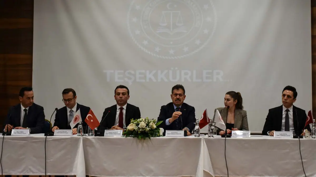 İzmir’de uyuşturucuyla mücadele paneli: Gençlerimizi zehirden korumak için kararlıyız haberinin görseli